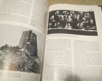 WORLD BOOK Year Book, ENCYCLOPEDIA Yearbooks, Brown & Black76,77