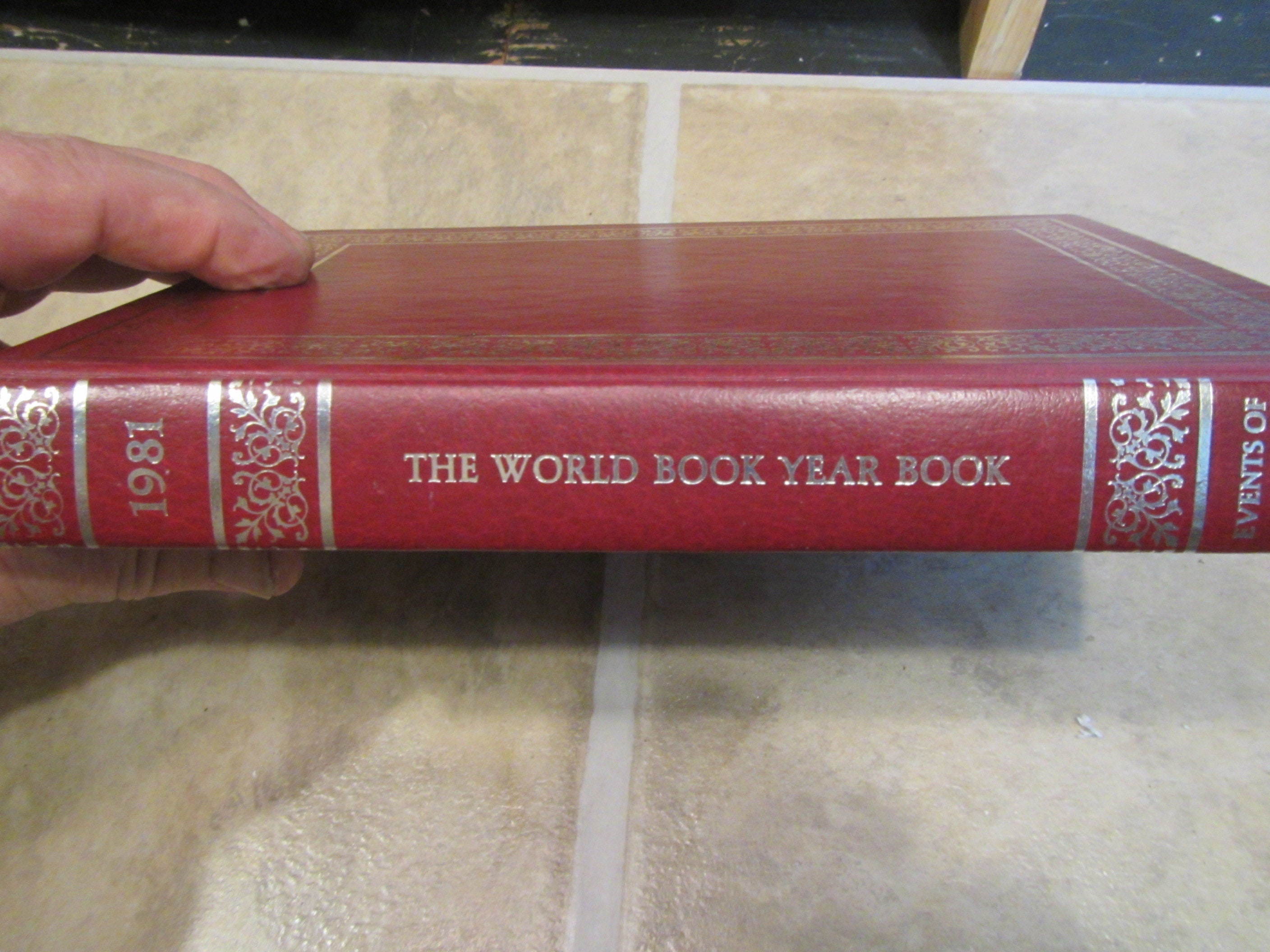WORLD BOOK ENCYCLOPEDIA Yearbooks , Red * Choice of 1981,82 WORLD BOOK ENCYCLOPEDIA Yearbooks , Red * Choice of 1981,82