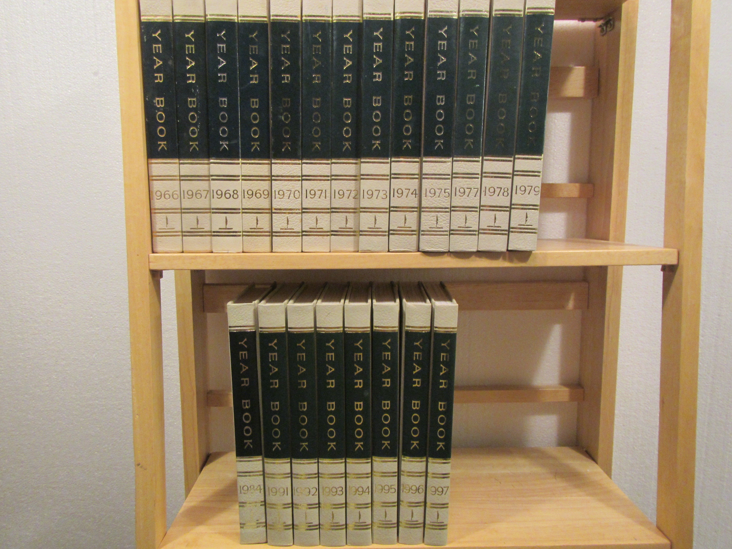 WORLD BOOK ENCYCLOPEDIA Yearbooks, Green & White choice of 1962