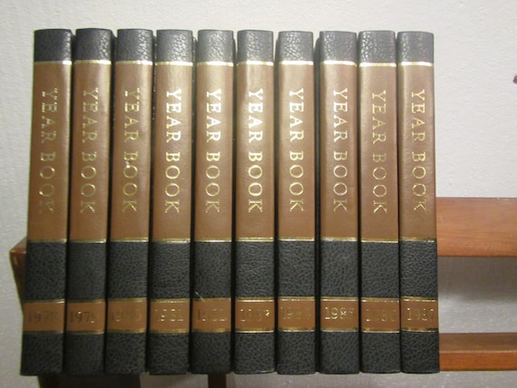 WORLD BOOK Year Book, ENCYCLOPEDIA Yearbooks, Brown & Black76,77