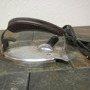 vintage K M GAD-A-BOUT Travel Iron, folding iron # 17-500**  Knapp Monarch co. 1940s
