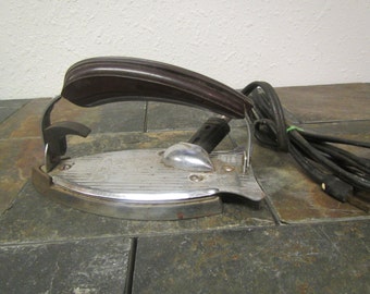 vintage K M GAD-A-BOUT Travel Iron, folding iron # 17-500**  Knapp Monarch co. 1940s