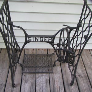 Antique Singer Treadle Sewing Machine Base, Industrial look table base , Cast Iron Singer Table Base, early 1900s  ** FREE SHIPPING * sing40