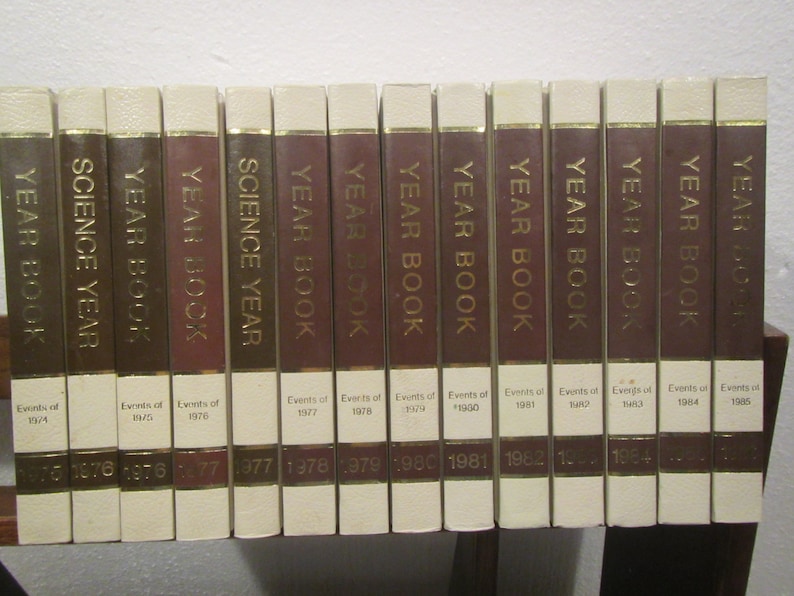 WORLD BOOK ENCYCLOPEDIA Yearbooks , Brown & White Choice of 1974,75,76,77,78,79,80,81,82,83,84,85,86 and 1987 World book year book image 1