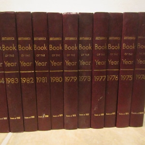 WORLD BOOK ENCYCLOPEDIA Yearbooks,*choice of 1971,72,73,74 WORLD BOOK ENCYCLOPEDIA Yearbooks,*choice of 1971,72,73,74