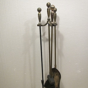 FIREPLACE TOOL SET;  Brass handle shovel, broom , poker  on brass stand * Shows wear *  fbbrsworn )