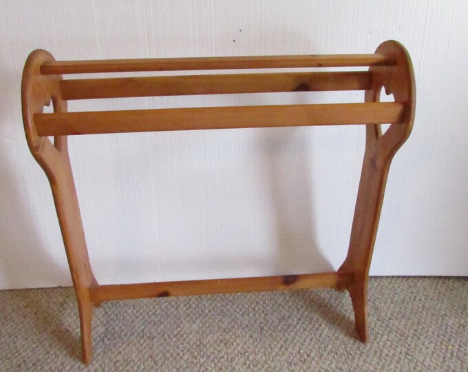 Pine Quilt Rack, Wooden Quilt Rack, Quilt Holder With Heart Cut Outs