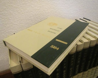 WORLD BOOK ENCYCLOPEDIA Yearbooks,*choice of 1971,72,73,74 WORLD BOOK ENCYCLOPEDIA Yearbooks,*choice of 1971,72,73,74