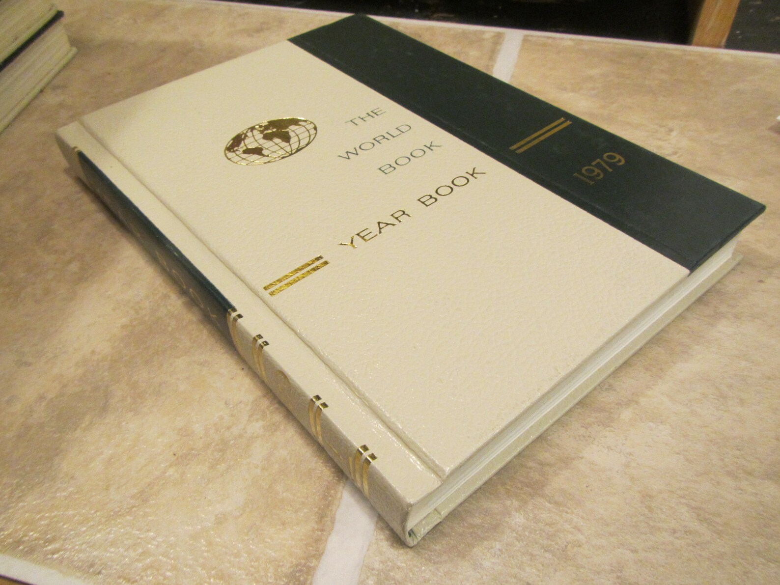 WORLD BOOK ENCYCLOPEDIA Yearbooks, Green & White choice of 1962, 63,64