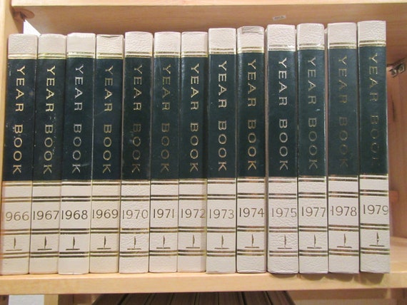 WORLD BOOK ENCYCLOPEDIA Yearbooks, Green & White choice of 1962