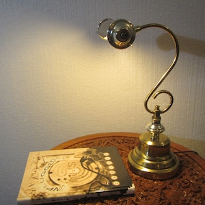 BRASS Tone & Chrome PIANO LAMP com pescoço curvo, lâmpada de escritório, lâmpada de mesa, luz de piano ou luz de mesa * pescoço curvo 1 brchr