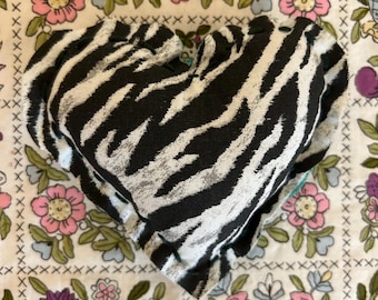 Juguete para gatos hecho a mano - Peluche con forma de corazón - Estampado de cebra