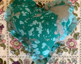 Juguete para gatos hecho a mano - Peluche con forma de corazón - Estampado de salpicaduras verdes y azules