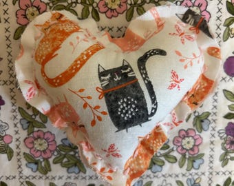 Juguete para gatos hecho a mano - Peluche con forma de corazón - Estampado de gato negro y naranja