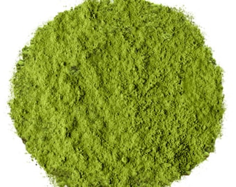 Puede incluir: Primer plano de un montón de polvo de matcha verde brillante.