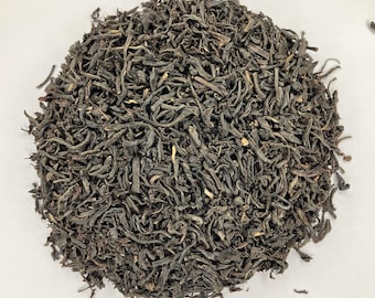 Könnte beinhalten: Lose schwarze Teeblätter, ideal zum Aufbrühen einer Tasse Tee.