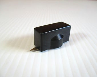 Equipo de prueba de radioaficionados con perilla de baquelita negra vintage y puntero metálico.