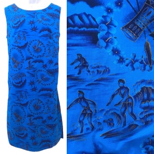 Vintage 1950’s 1960’s Hawaiian Hula Surfer Wave Map Novelty Print Shift Dress Spellout Waikiki Names Aloha Lettering Midcentury Tiki 50s 60s