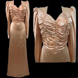 Abito da sposa vintage anni &#39;40 con taglio sbieco in raso liquido di seta charmeuse, raro abito da cerimonia antico con arricciature color pesca, risalente alla seconda guerra mondiale.