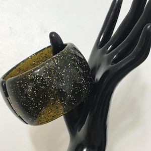 Bracelet vintage jonc pailleté, bracelet en résine très épais, plastique vert translucide imitation bakélite scintillant par Joan Rivers