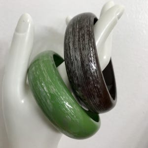 Vintage Atomic Lucite of plastic armbanden Lot van 2 groen en chocoladebruin Space Age mod 1960&#39;s 1970&#39;s