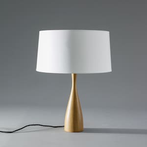Skandinavische Lampe mit gedrehtem Holzkorpus und Baumwollschirm Bild 1