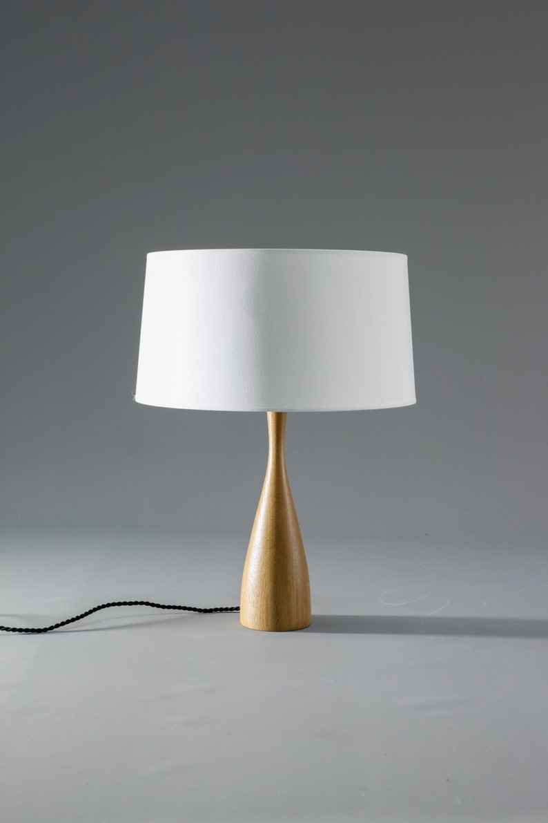 Scandinavische lamp met gedraaide houten behuizing en katoenen scherm afbeelding 1