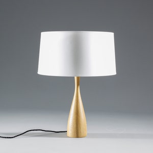 Skandinavische Lampe mit gedrehtem Holzkorpus und Baumwollschirm Bild 2