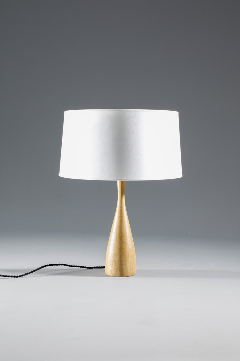 Scandinavische lamp met gedraaide houten behuizing en katoenen scherm afbeelding 2