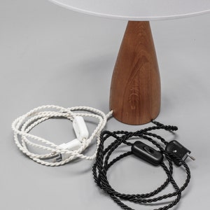 Skandinavische Lampe mit gedrehtem Holzkorpus und Baumwollschirm Bild 5