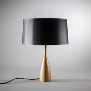 Skandinavische Lampe mit gedrehtem Holzkorpus und Baumwollschirm Bild 3