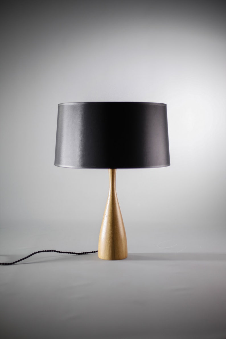 Scandinavische lamp met gedraaide houten behuizing en katoenen scherm afbeelding 3