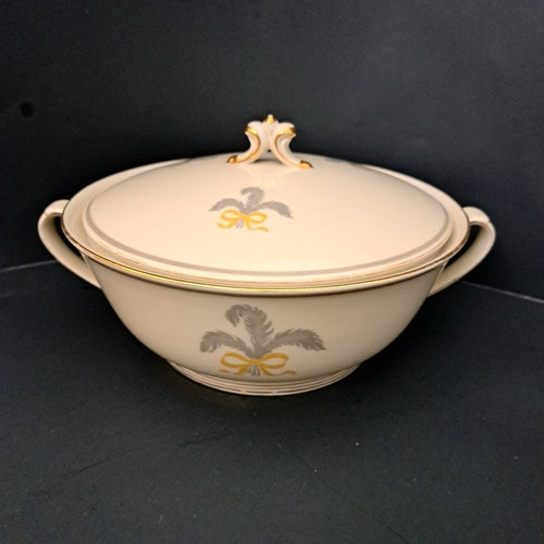 Vintage PIRKENHAMMER Greta shops Pattern Covered Vegetable Bowl. 2 piece. Ivory Beige with Grey Wheat & Yellow Bow. Size 1 Quart. Czechoslovakia