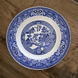 Vintage Royal China Willow Ware Dinner Plate, Blue and White, 9 Inch
