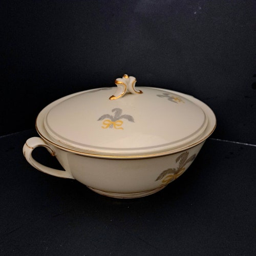 Vintage PIRKENHAMMER Greta shops Pattern Covered Vegetable Bowl. 2 piece. Ivory Beige with Grey Wheat & Yellow Bow. Size 1 Quart. Czechoslovakia