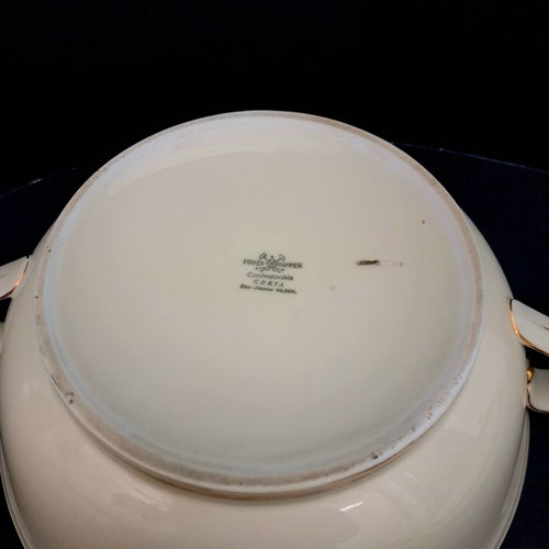 Vintage PIRKENHAMMER Greta shops Pattern Covered Vegetable Bowl. 2 piece. Ivory Beige with Grey Wheat & Yellow Bow. Size 1 Quart. Czechoslovakia