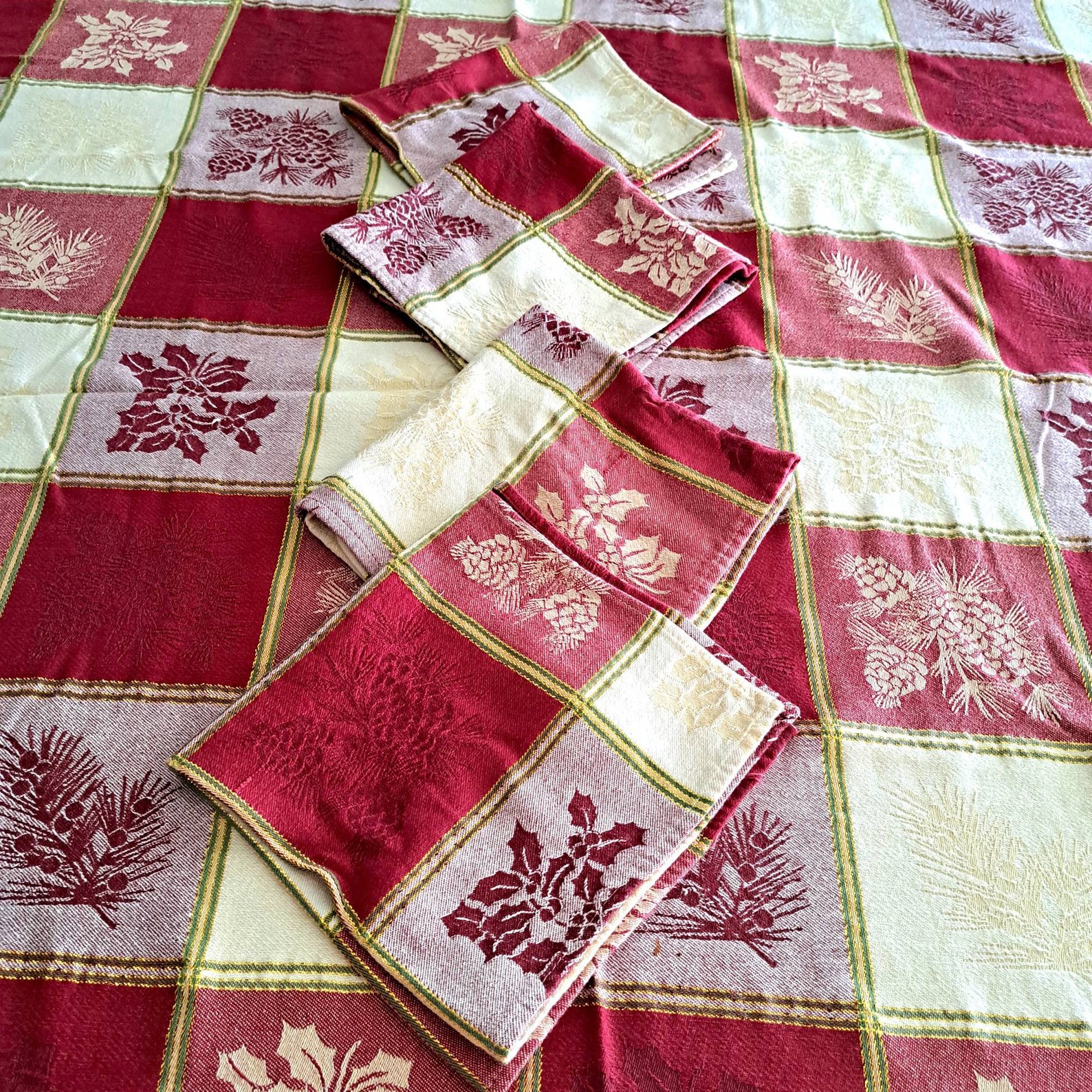 Vintage Round Christmas Plaid Tablecloth Set of 4 Napkins. Etsy