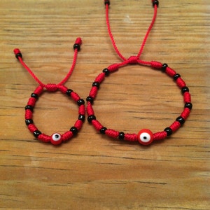 Bracelet maman et moi. Bracelet mauvais œil maman et moi. Jeu de bracelets string rouges. Bracelet noeuds. Bracelet chaîne. Bracelet mauvais œil.