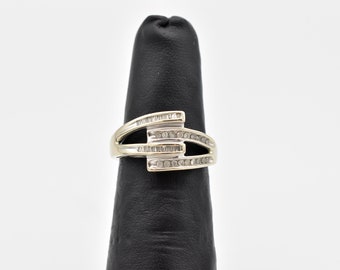 10K White Gold Diamond Interlocking Ring ~ US size 5 3/4