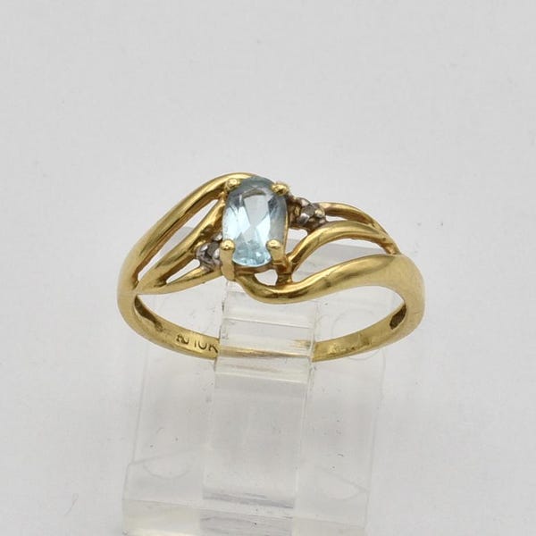 10K Yellow Gold Blue Topaz Ring ~ Size 7 3/4 To 8