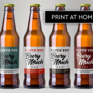 以下が含まれることがあります： レトロなフォントで「I love you Beery Much」と書かれたラベルが付いた、茶色のガラス製のビール瓶が4本あります。ラベルの色は、ティール、白、白、マルーンの4色です。画像の上部には「PRINT AT HOME」というテキストがあります。