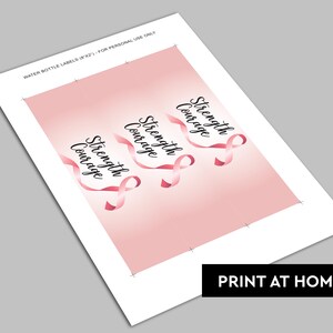 K&ouml;nnte beinhalten: Drei rosa Wasserflaschenetiketten mit einem rosa Band und dem Text "Strength Courage", der auf jedem Etikett wiederholt wird.