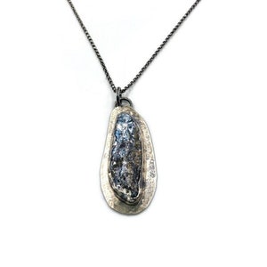 Pingente em prata de lei com corrente e cianita. Peça única.
