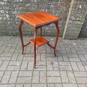 Antique Late Victorian Edwardian Solid Mahogany Side Table Elegant Occasional Table with Shelf Beautiful Grain Quality English Furniture