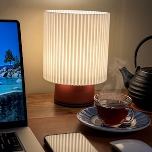 Lámpara de mesa Reed: base moderna a rayas con pantalla de ondas suaves, luz LED ambiental.