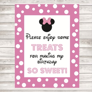 Puede incluir: Fondo rosa y blanco con lunares blancos y un cartel blanco. El cartel tiene una imagen en blanco y negro de Minnie Mouse con un lazo rosa. El cartel dice "Please enjoy some treats for making my birthday so sweet!"