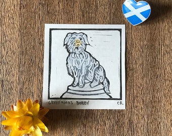 Mini oeuvre d'art imprimée en linogravure, Greyfriar's Bobby, monument d'Édimbourg. Lino art souvenir écossais, colorié à la main avec des crayons