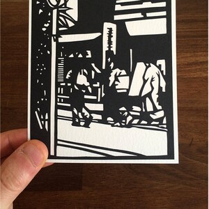 Mini papercut fait à la main - Illustration découpée en papier avec enveloppe fabriquée à la main. Basé sur le papier original Fine Art découpé de Geishas à Tokyo, Japon