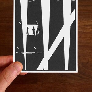 Carte postale en papier découpée à la main avec enveloppe. Basé sur mon papier Original Fine Art découpé du stade olympique de Londres. Carte postale au format blanc au verso