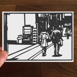Carte postale en papier découpée à la main avec enveloppe. Basé sur mon original Fine Art Paper-cut de Tokyo, Japon. Open Edition Postcard Format Blank au verso